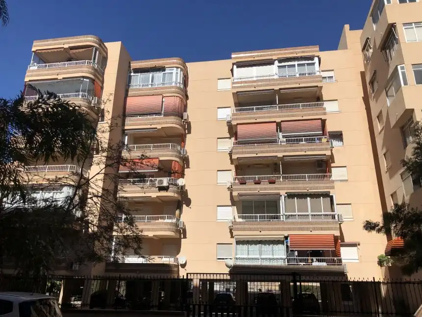 Außenansicht von Wohnungen zur Miete in Santa Pola mit Privatgarten, Terrasse und Möbliert