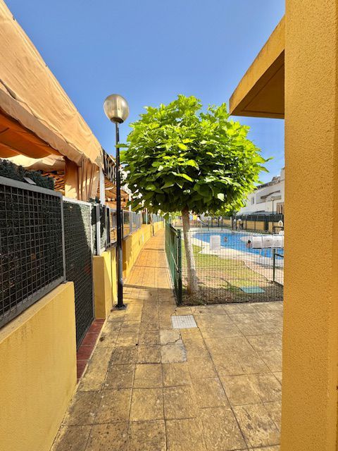 Vista exterior de Casa adosada en venda en Coria del Río amb Aire condicionat i Traster