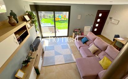 Living room of House or chalet for sale in Vilanova i la Geltrú  with Air Conditioner, Heating and Private garden