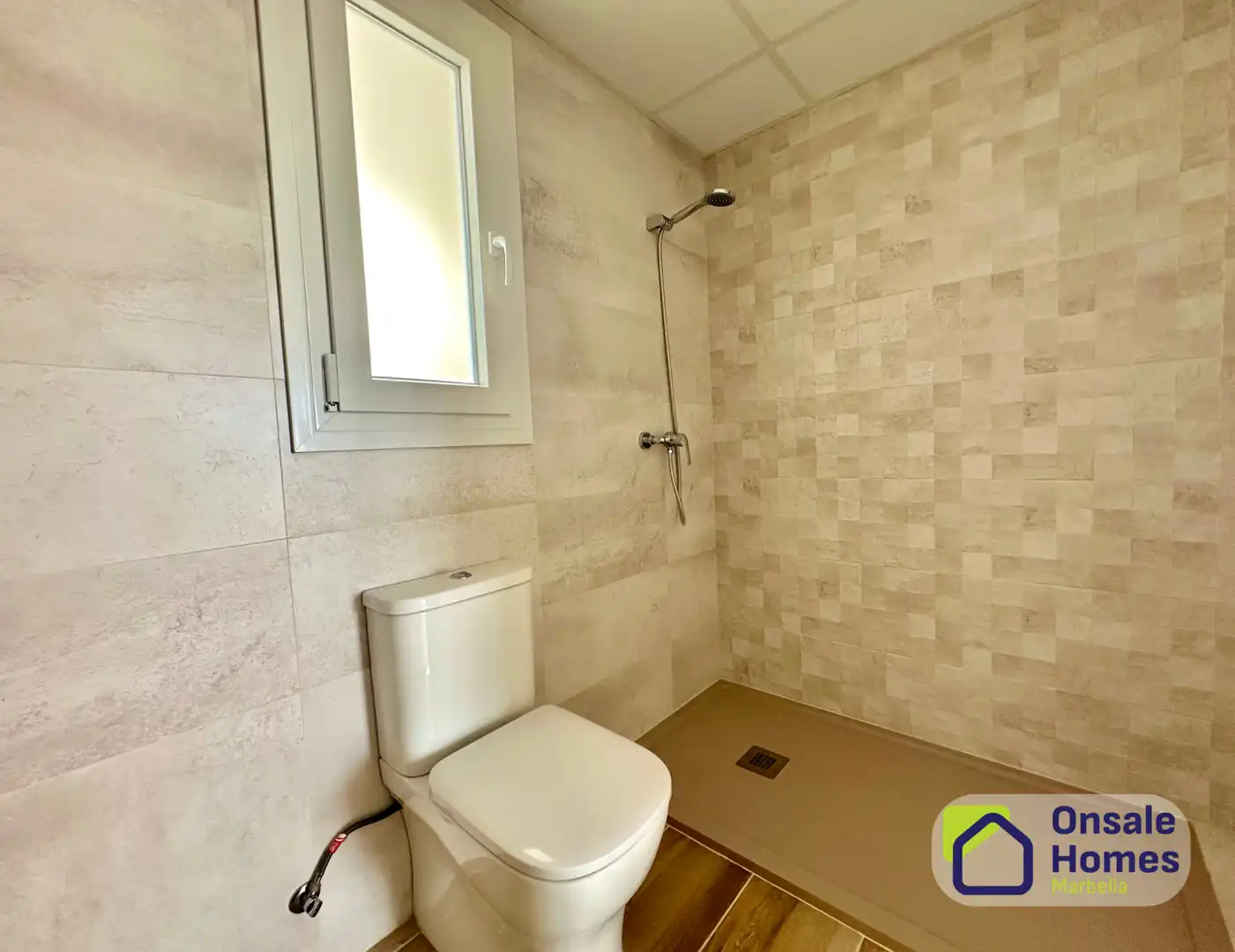 Badezimmer von Dachboden zur Miete in Marbella mit Klimaanlage, Terrasse und Abstellraum