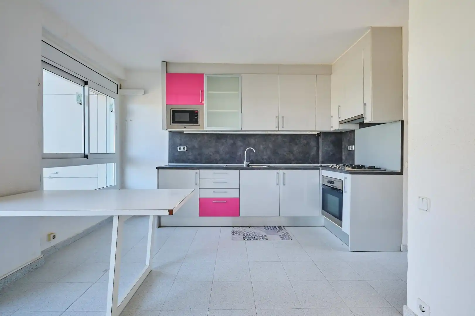 Cocina de Apartamento en venta en Gavà con Terraza y Piscina comunitaria