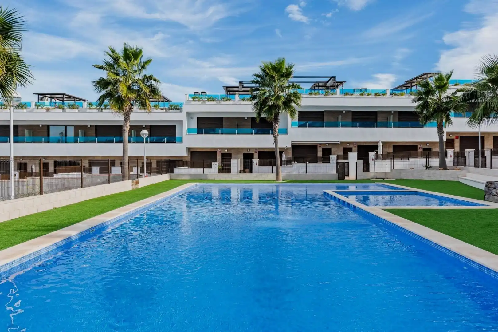 Schwimmbecken von Einfamilien-Reihenhaus zum Verkauf in Torrevieja mit Klimaanlage, Heizung und Terrasse