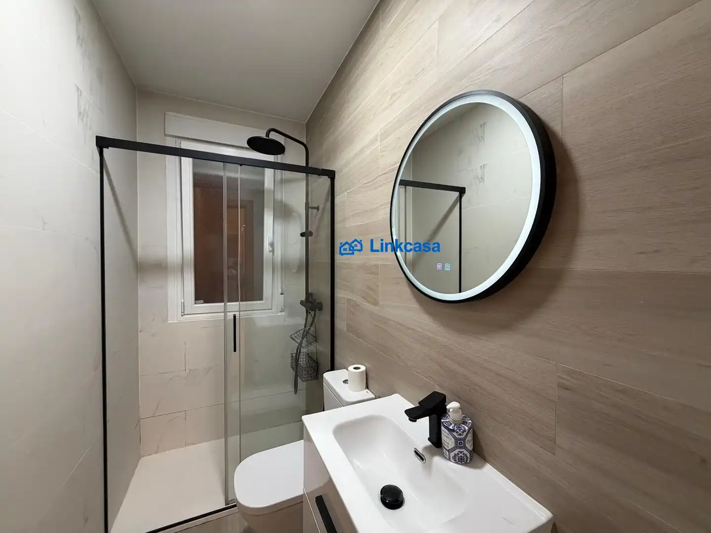 Bathroom of Flat for sale in Madrid  with Air Conditioner and Heating