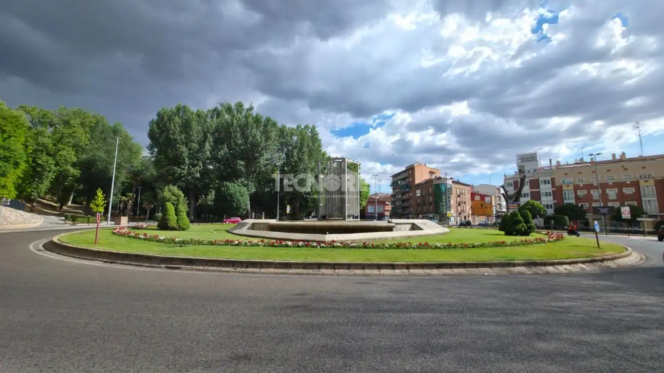 Vista exterior de Piso en venta en Guadalajara con Calefacción y Parquet