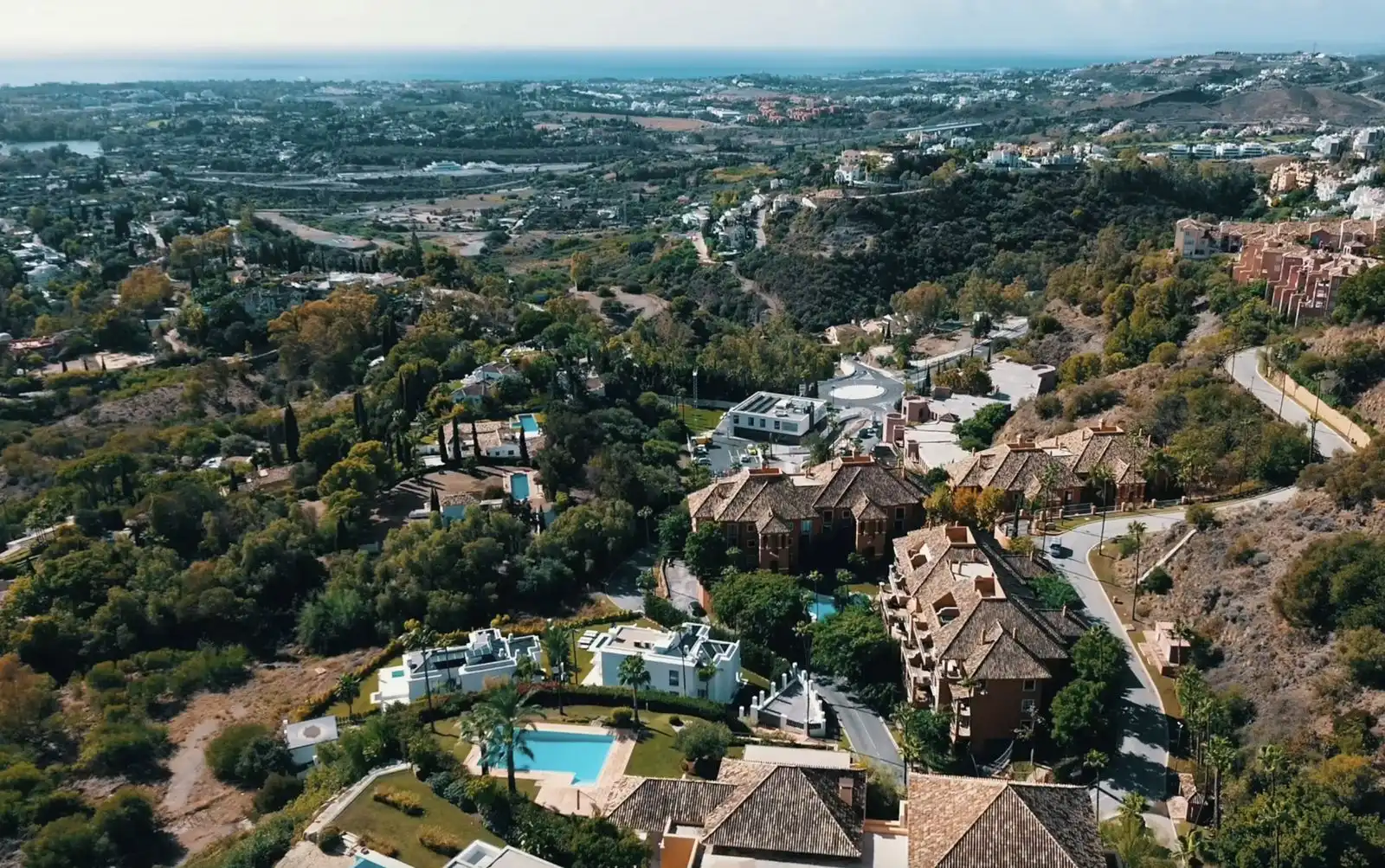 Vista exterior de Apartamento en venta en Benahavís con Terraza, Amueblado y Piscina comunitaria