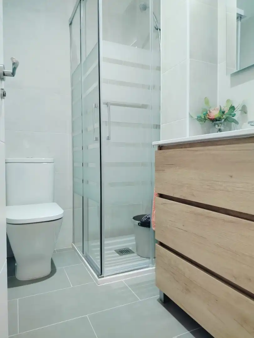 Baño de Piso de alquiler en Torrejón de la Calzada con Aire acondicionado, Calefacción y Trastero