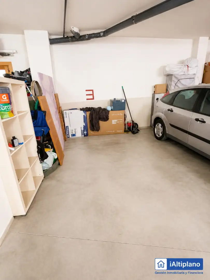 Parkplatz von Wohnung zum Verkauf in Baza mit Heizung, Möbliert und Ofen