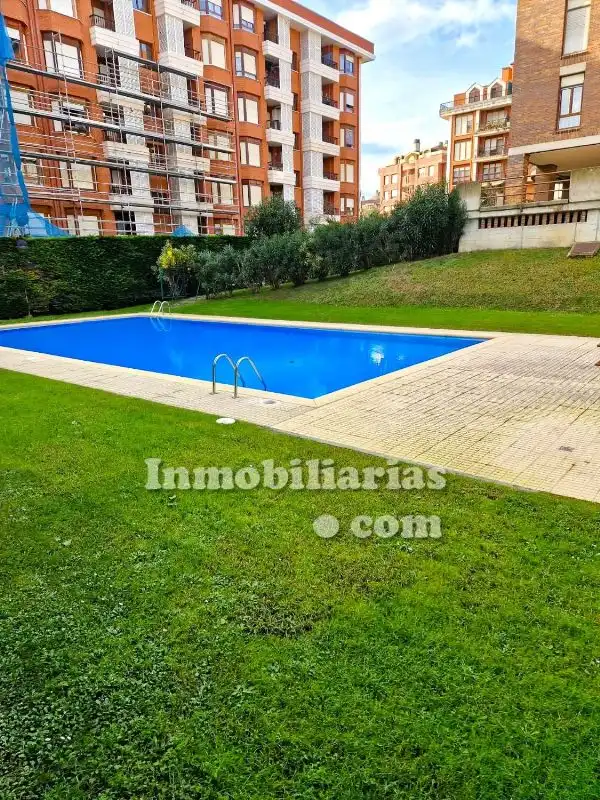 Piscina de Ático en venta en Castro-Urdiales con Calefacción, Parquet y Trastero