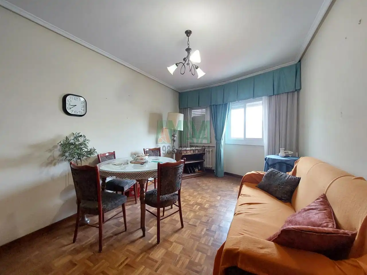 Sala d'estar de Pis en venda en Ourense Capital  amb Calefacció, Parquet i Terrassa