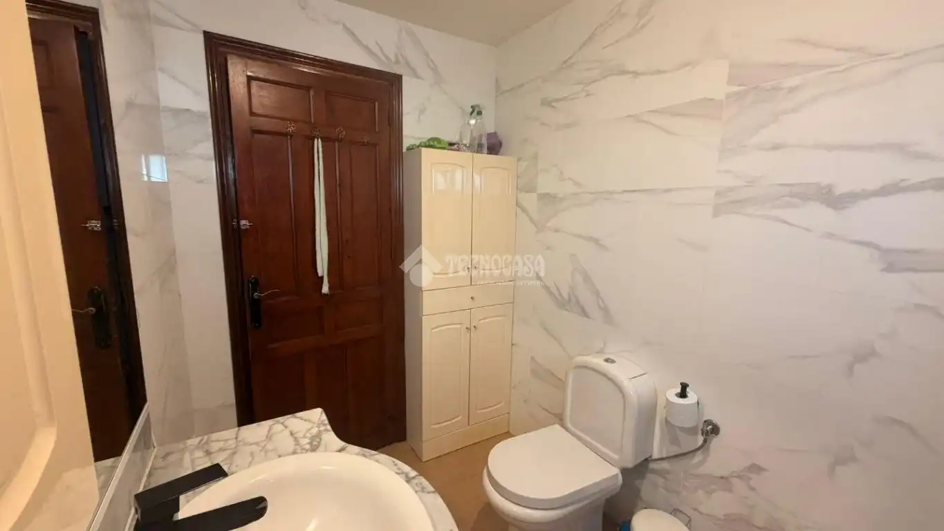 Baño de Piso en venta en Osuna con Calefacción, Terraza y Balcón