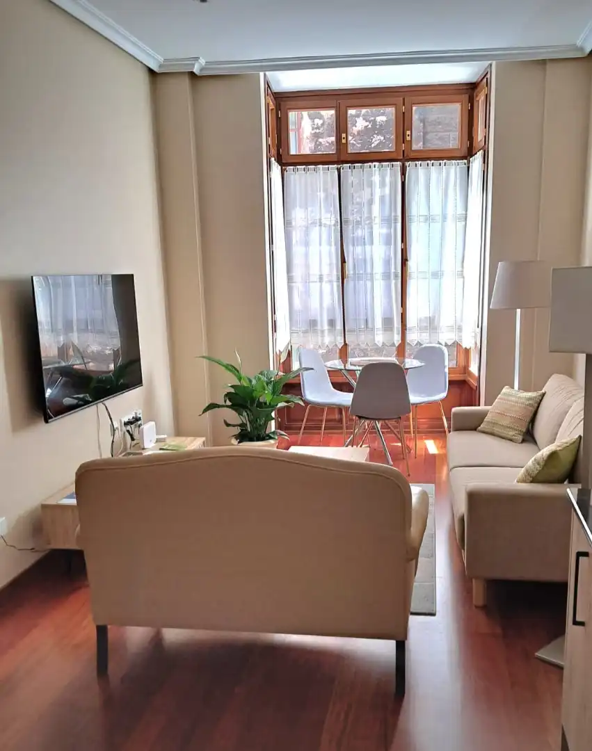 Wohnzimmer von Wohnung zur Miete in Gijón  mit Heizung, Parkett und Möbliert