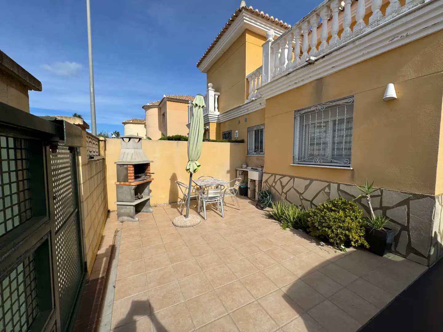 Jardí de Casa adosada en venda en Oliva amb Aire condicionat, Calefacció i Jardí privat