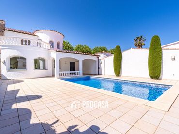 Detached house with pool for sale in Llobregat