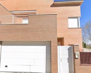 Exterior view of Single-family semi-detached for sale in Camarena  with Swimming Pool