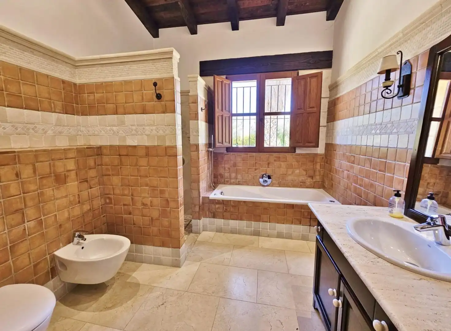 Bany de Casa o xalet en venda en Elche / Elx amb Aire condicionat, Calefacció i Jardí privat