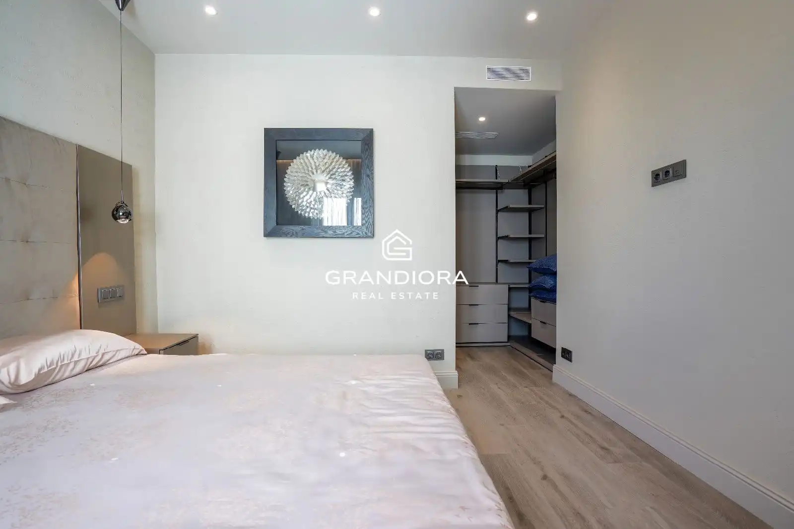 Dormitori de Apartament de lloguer en Badalona amb Aire condicionat, Calefacció i Moblat
