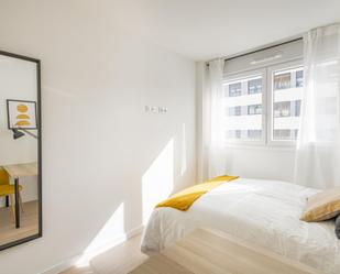 Dormitori de Apartament per a compartir en  Madrid Capital amb Moblat, Forn i Rentadora