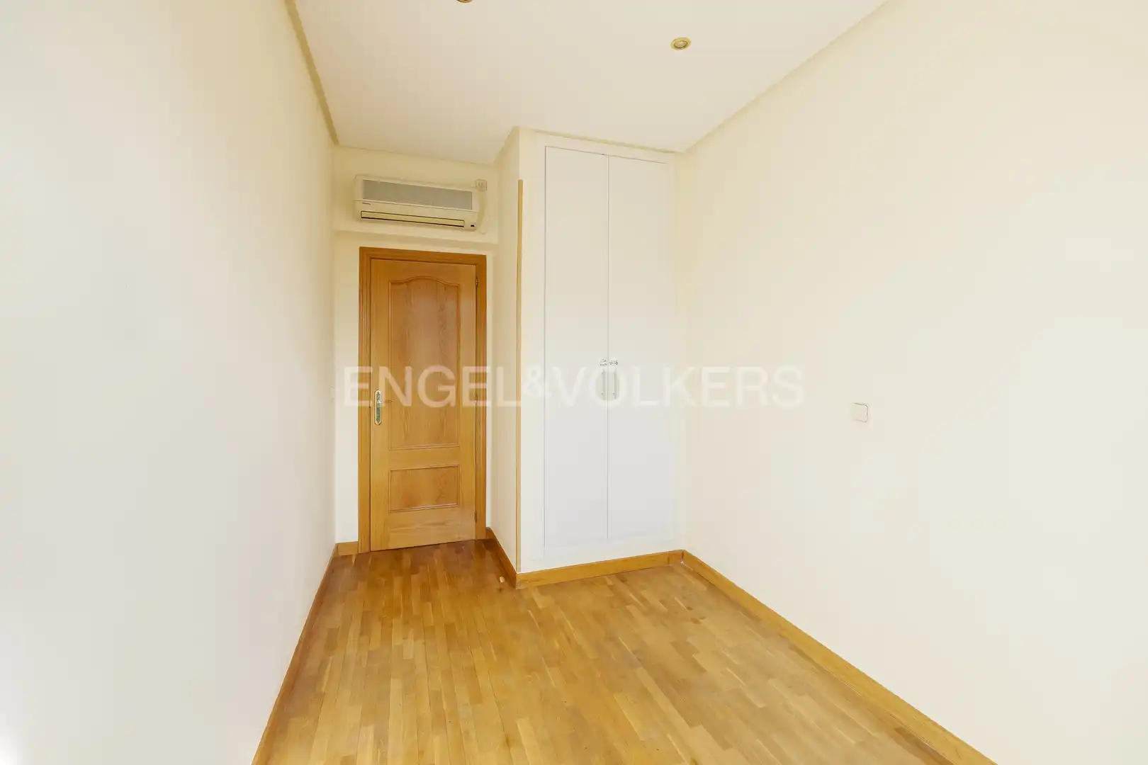 Bedroom of Flat for rent in Madrid  with Air Conditioner, Heating and Parquet flooring