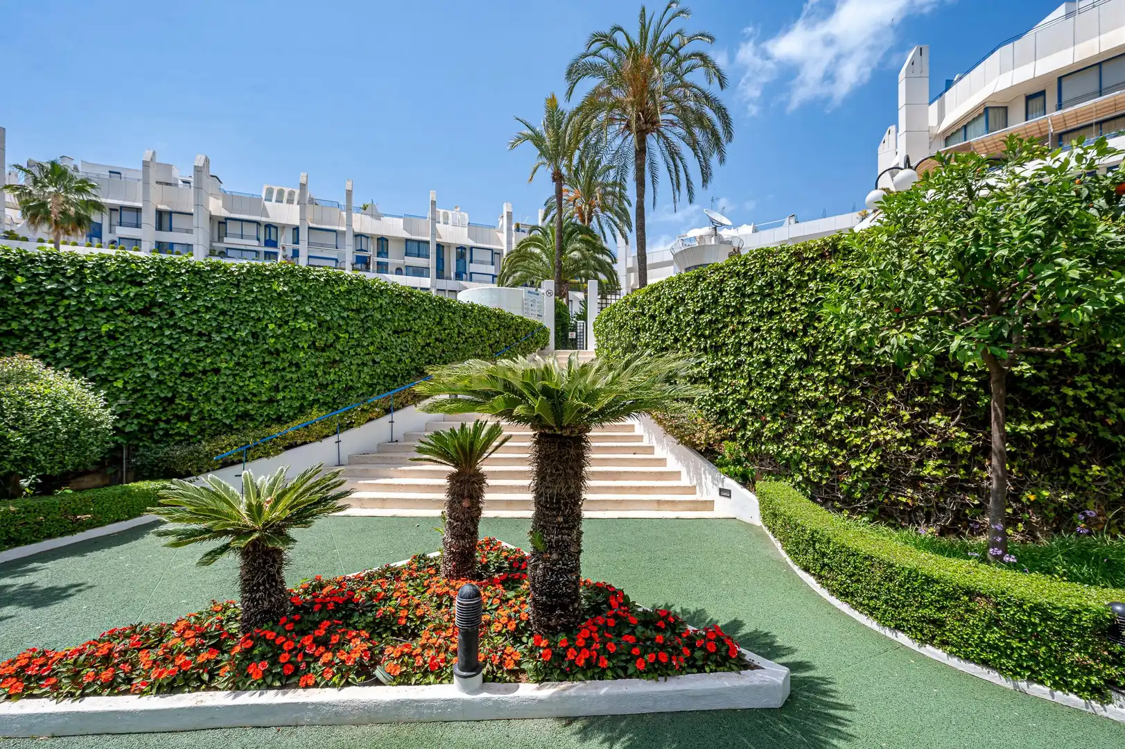 Vista exterior de Dúplex en venta en Marbella con Aire acondicionado, Jardín privado y Trastero