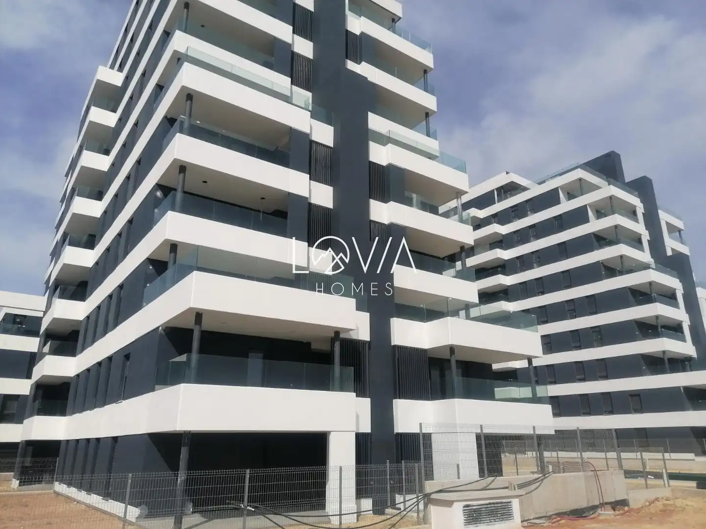 Exterior view of Flat for sale in Dos Hermanas  with Air Conditioner, Terrace and Storage room