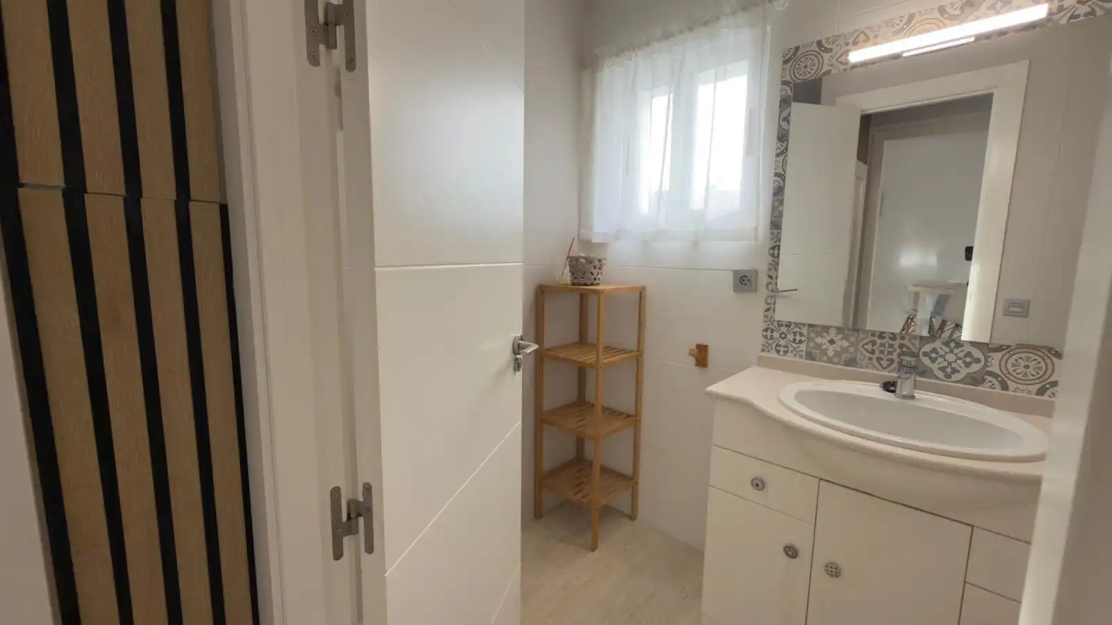 Badezimmer von Wohnung zum Verkauf in Alicante / Alacant mit Klimaanlage, Heizung und Privatgarten