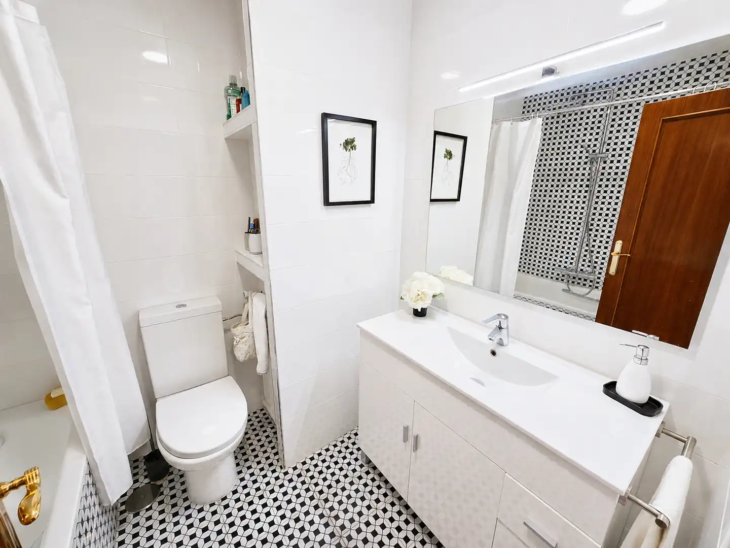 Bathroom of Flat for sale in Madrid  with Air Conditioner, Heating and Terrace