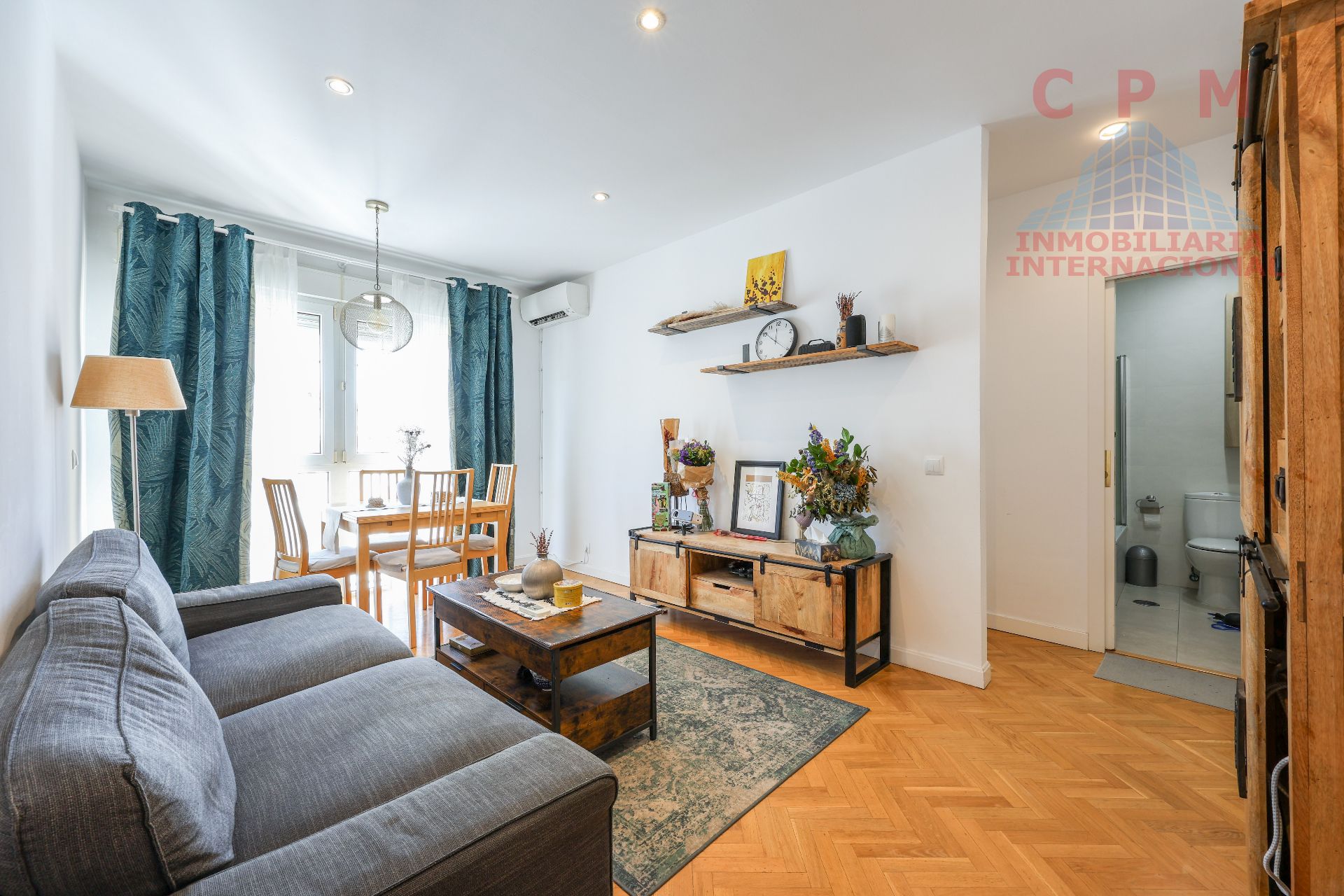 Living room of Flat to rent in  Madrid Capital  with Air Conditioner, Heating and Parquet flooring