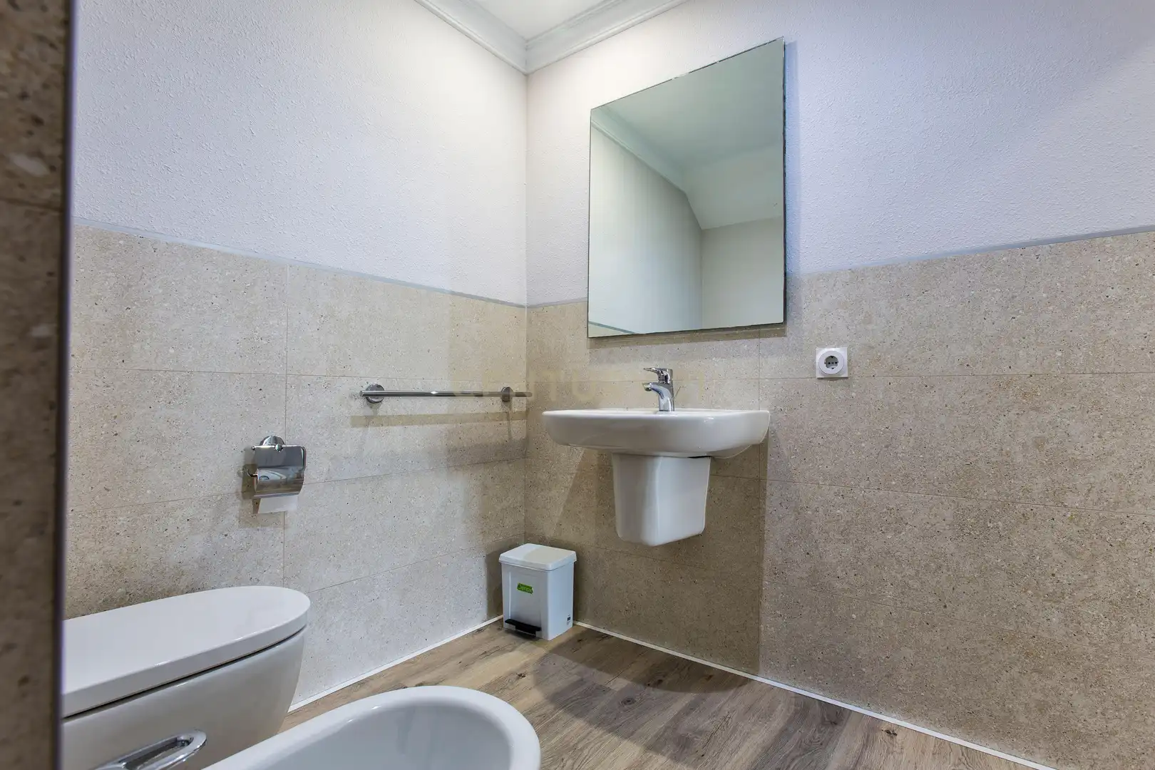 Badezimmer von Einfamilien-Reihenhaus zum Verkauf in Oliva mit Klimaanlage, Privatgarten und Ofen