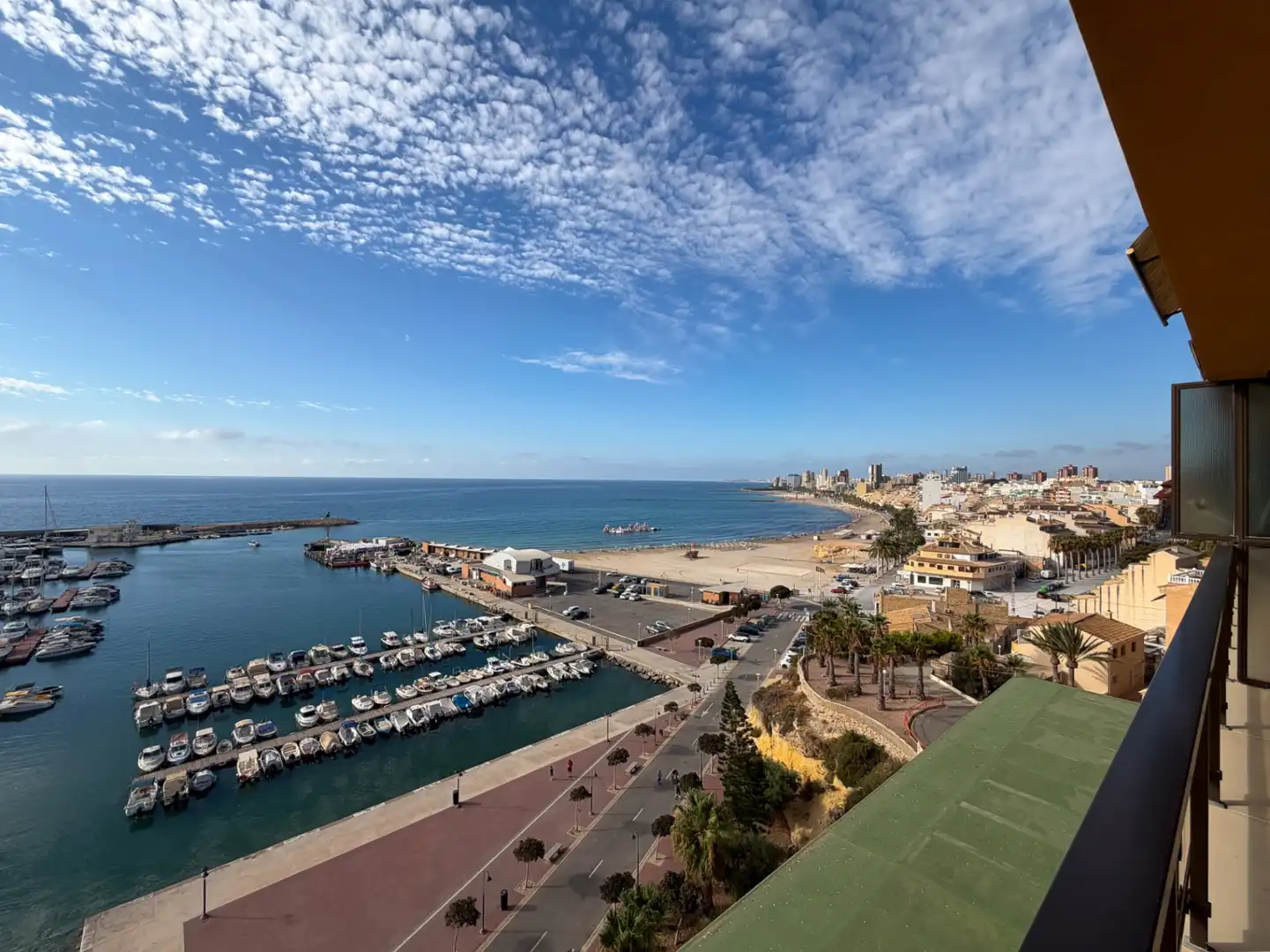 Vista exterior de Apartament de lloguer en El Campello amb Terrassa i Balcó