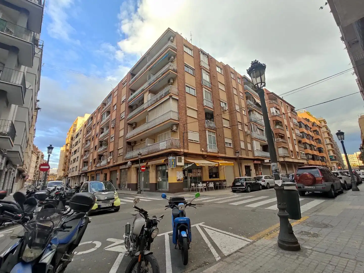 Außenansicht von Garage zum Verkauf in Valencia