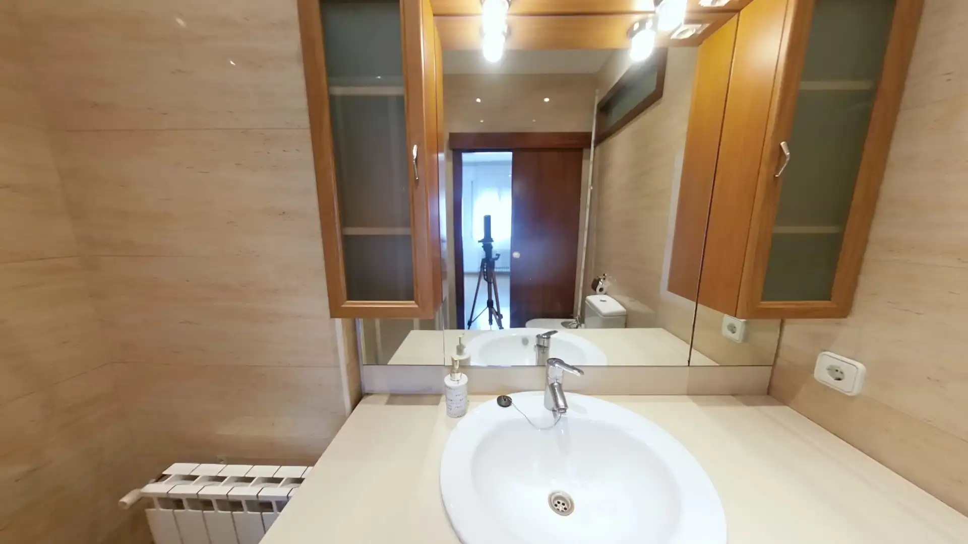 Badezimmer von Einfamilien-Reihenhaus zum Verkauf in Sabadell mit Klimaanlage, Heizung und Privatgarten