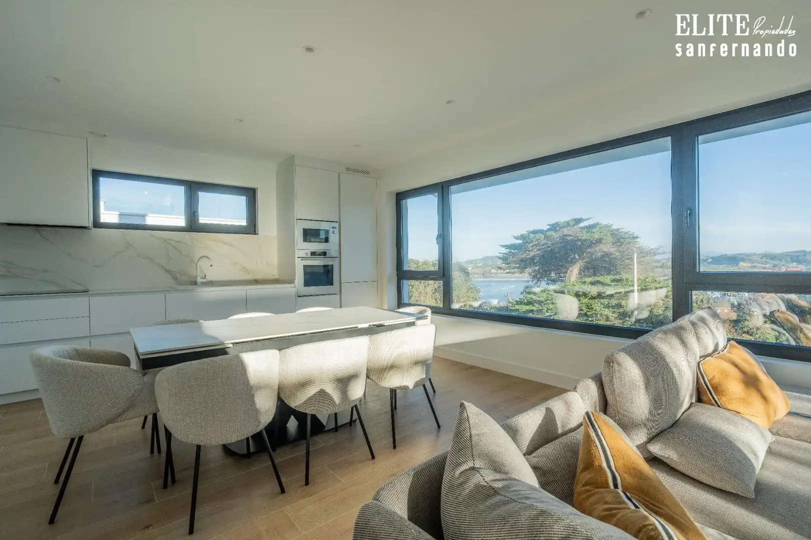 Sala d'estar de Casa o xalet en venda en Suances amb Calefacció, Jardí privat i Terrassa