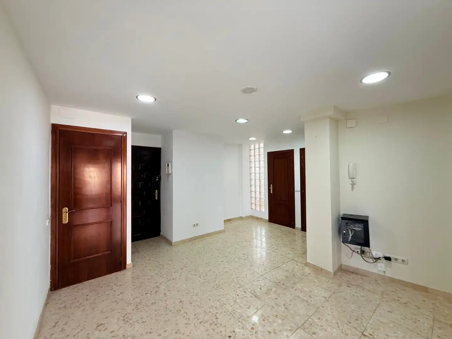 Office for rent in Marbella  with Air Conditioner and Balcony