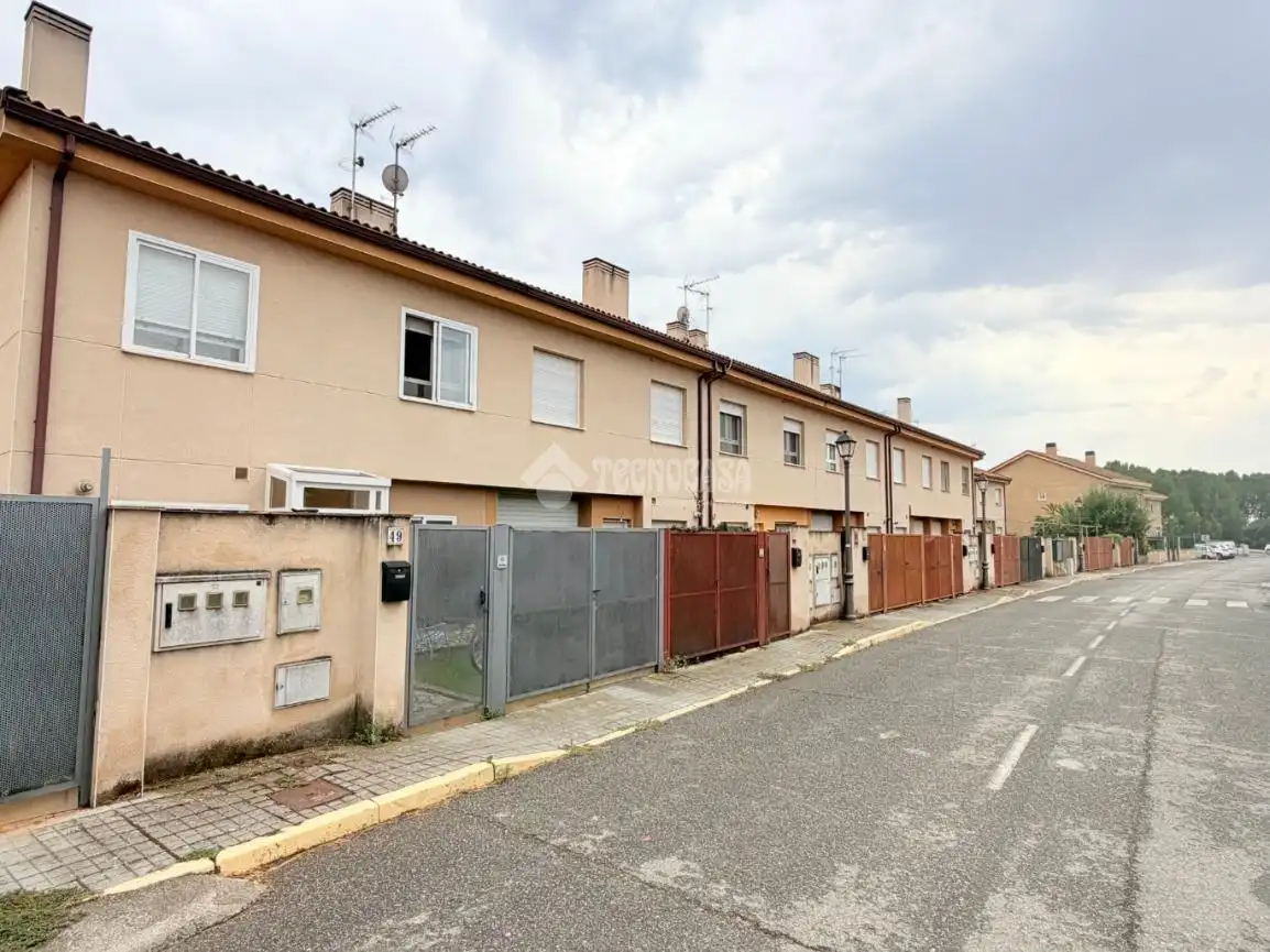 Vista exterior de Casa adosada en venta en Hontanares de Eresma con Calefacción