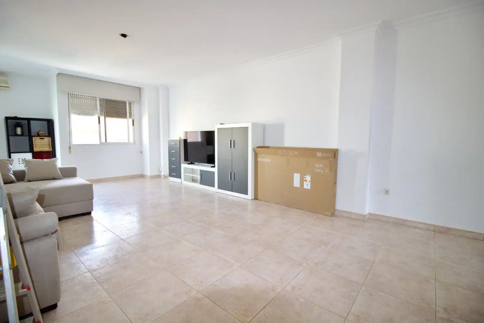 Wohnzimmer von Dachboden zur Miete in Elche / Elx mit Balkon