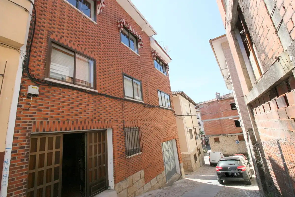 Vista exterior de Piso en venta en Arenas de San Pedro con Calefacción, Terraza y Amueblado
