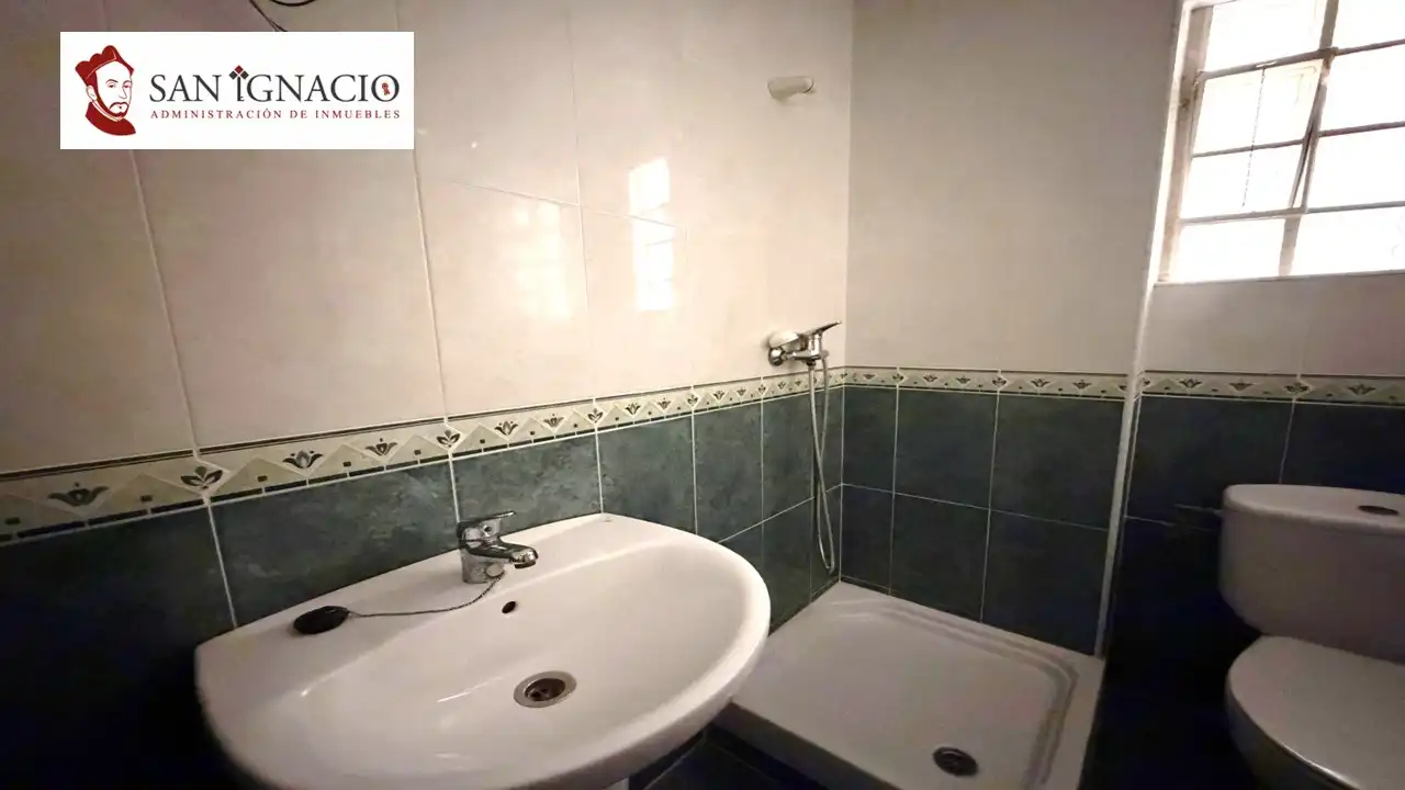 Baño de Piso en venta en Villarcayo de Merindad de Castilla la Vieja con Aire acondicionado, Calefacción y Trastero