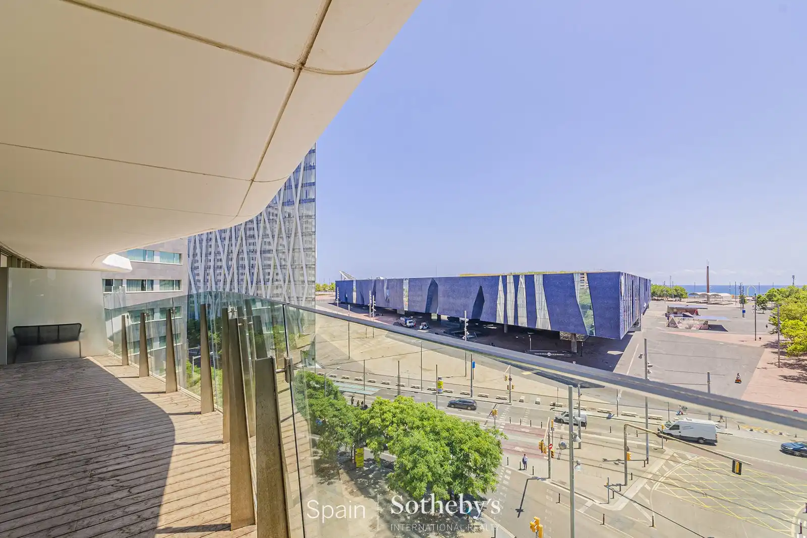 Außenansicht von Wohnungen zum Verkauf in Barcelona mit Klimaanlage, Heizung und Terrasse