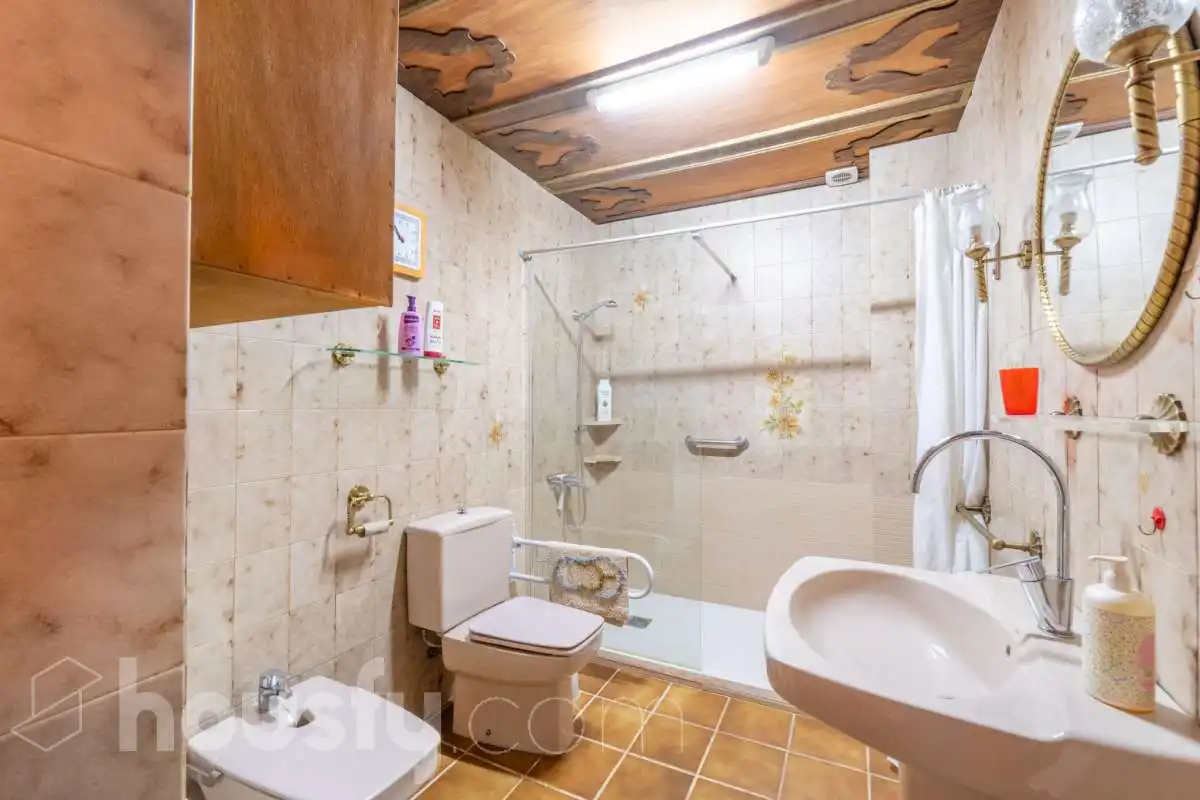 Bany de Casa o xalet en venda en Torrelles de Foix amb Terrassa i Traster