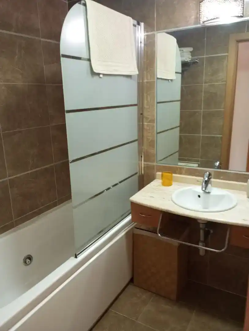 Badezimmer von Wohnung zur Miete in Estepona mit Klimaanlage und Schwimmbad