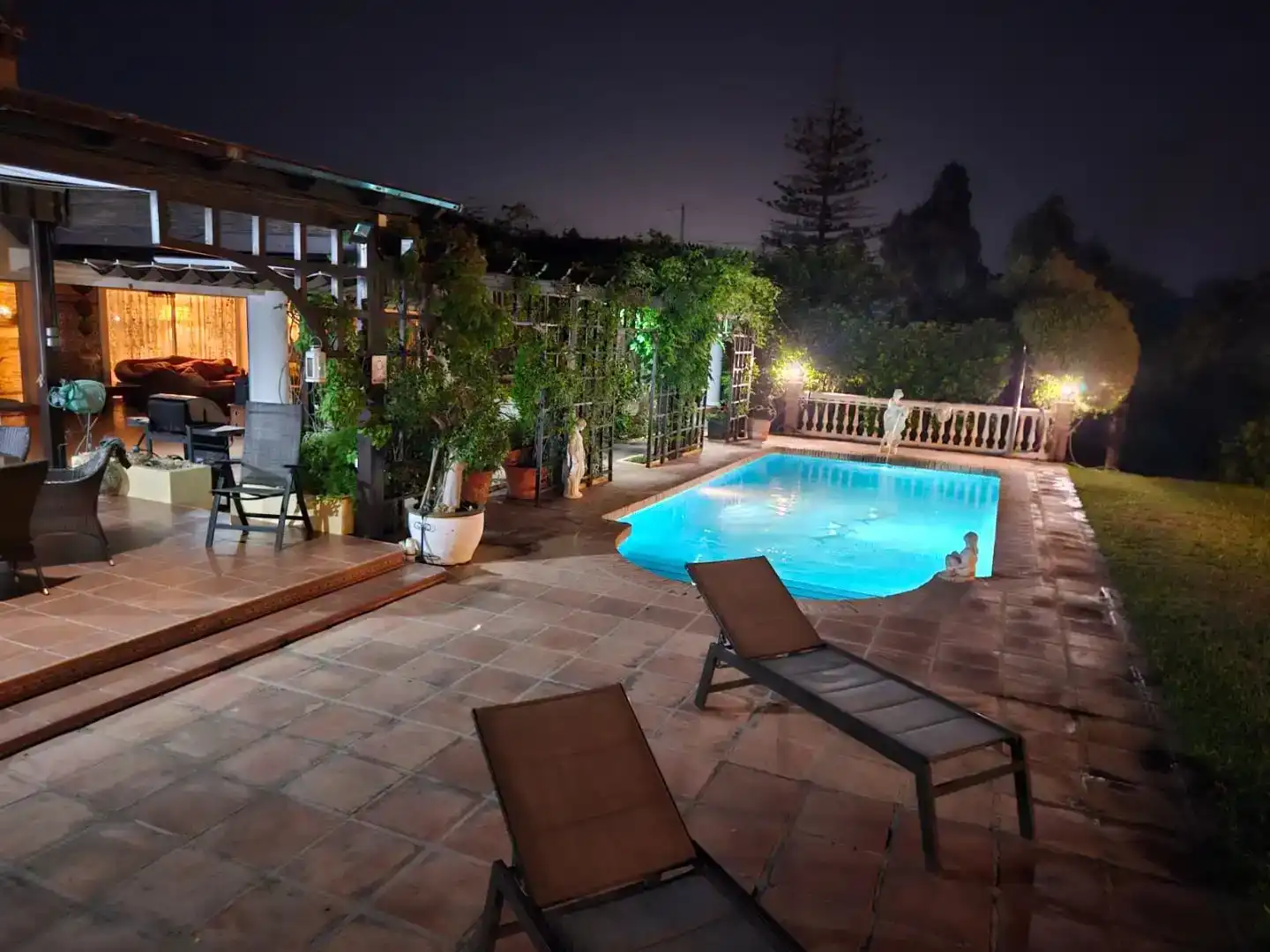 Schwimmbecken von Wohnung zur Miete in Mijas mit Klimaanlage, Privatgarten und Parkett