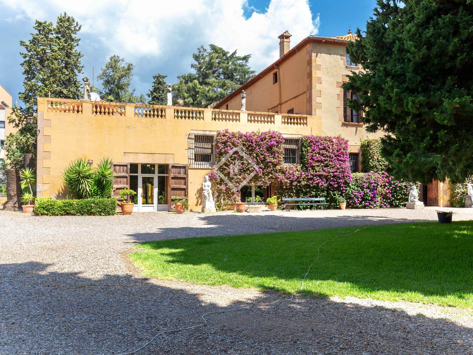 Vista exterior de Casa o xalet en venda en Esplugues de Llobregat amb Aire condicionat, Calefacció i Jardí privat