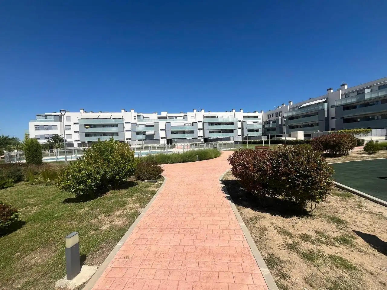 Vista exterior de Planta baja en venta en Villalbilla con Calefacción, Jardín privado y Terraza