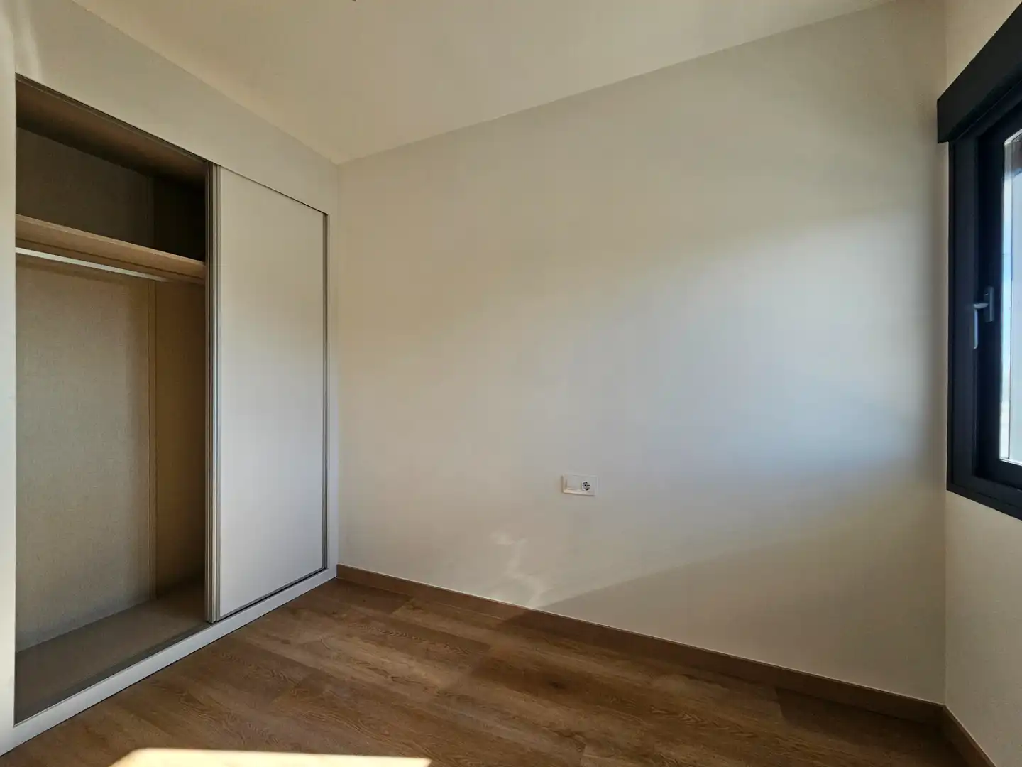 Bedroom of Flat for sale in Tomares  with Air Conditioner, Heating and Parquet flooring