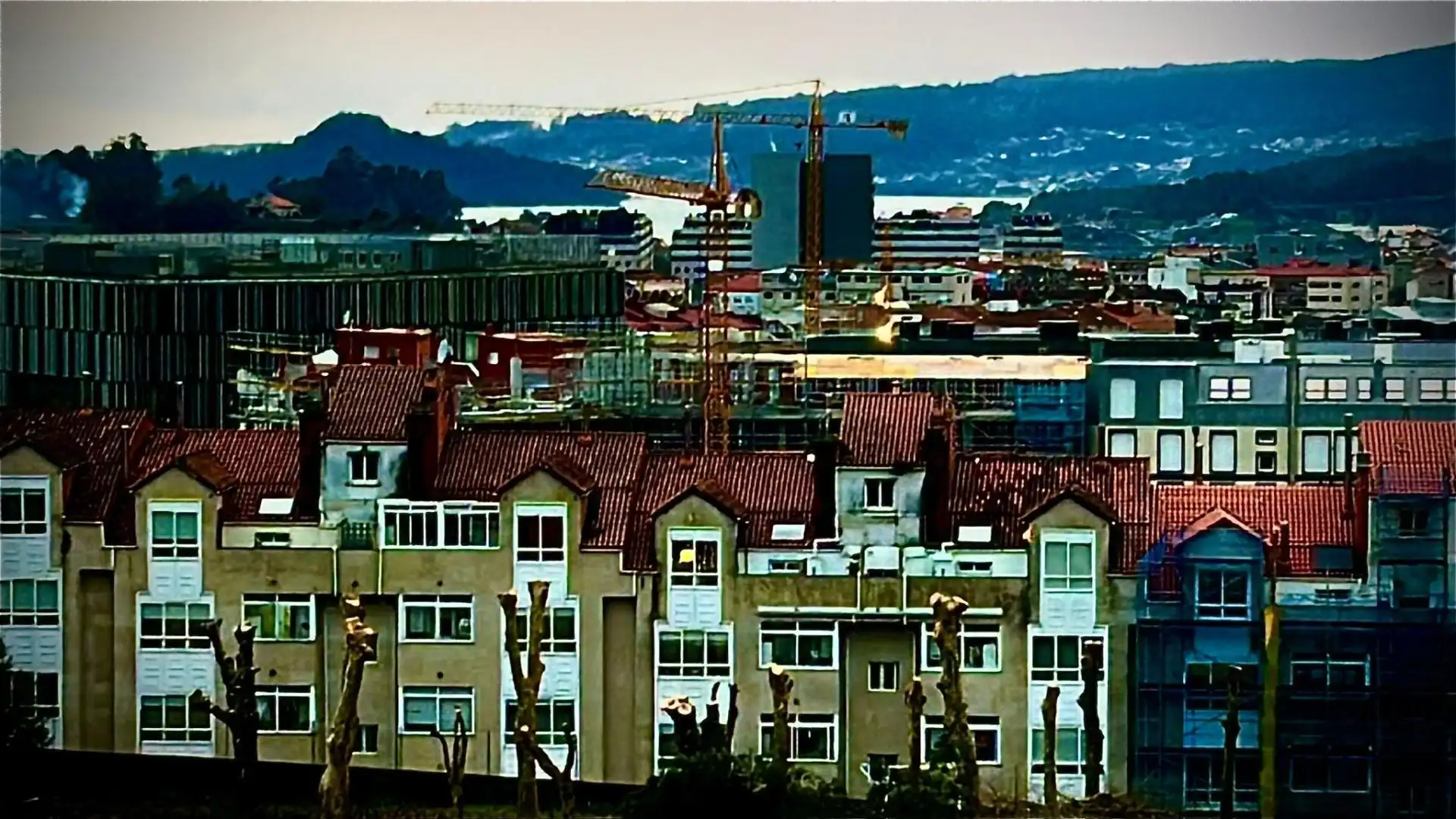 Vista exterior de Àtic en venda en Pontevedra Capital  amb Aire condicionat i Terrassa