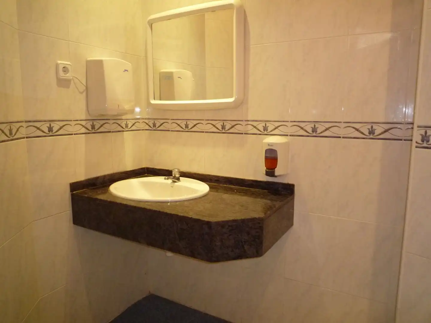 Badezimmer von Geschaftsraum zum Verkauf in Tossa de Mar mit Klimaanlage, Terrasse und Möbliert