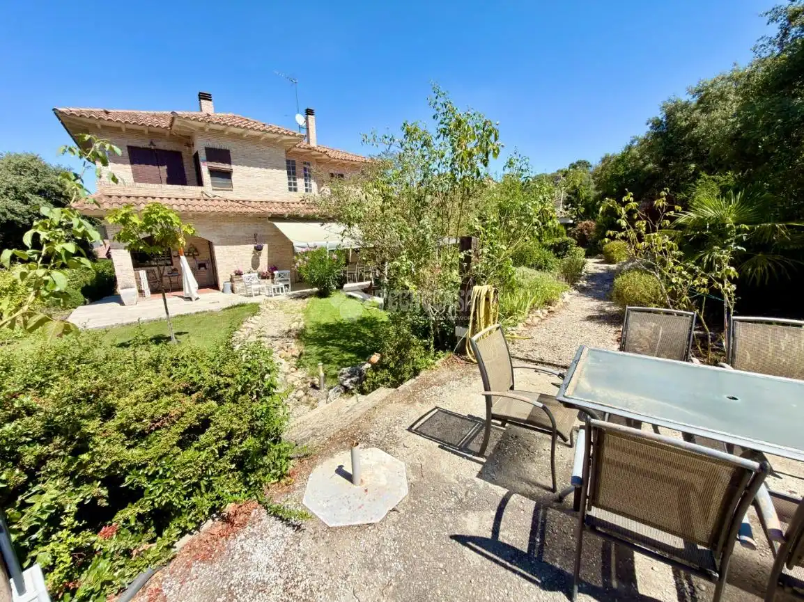 Jardí de Casa o xalet en venda en Valdeaveruelo amb Aire condicionat, Calefacció i Terrassa