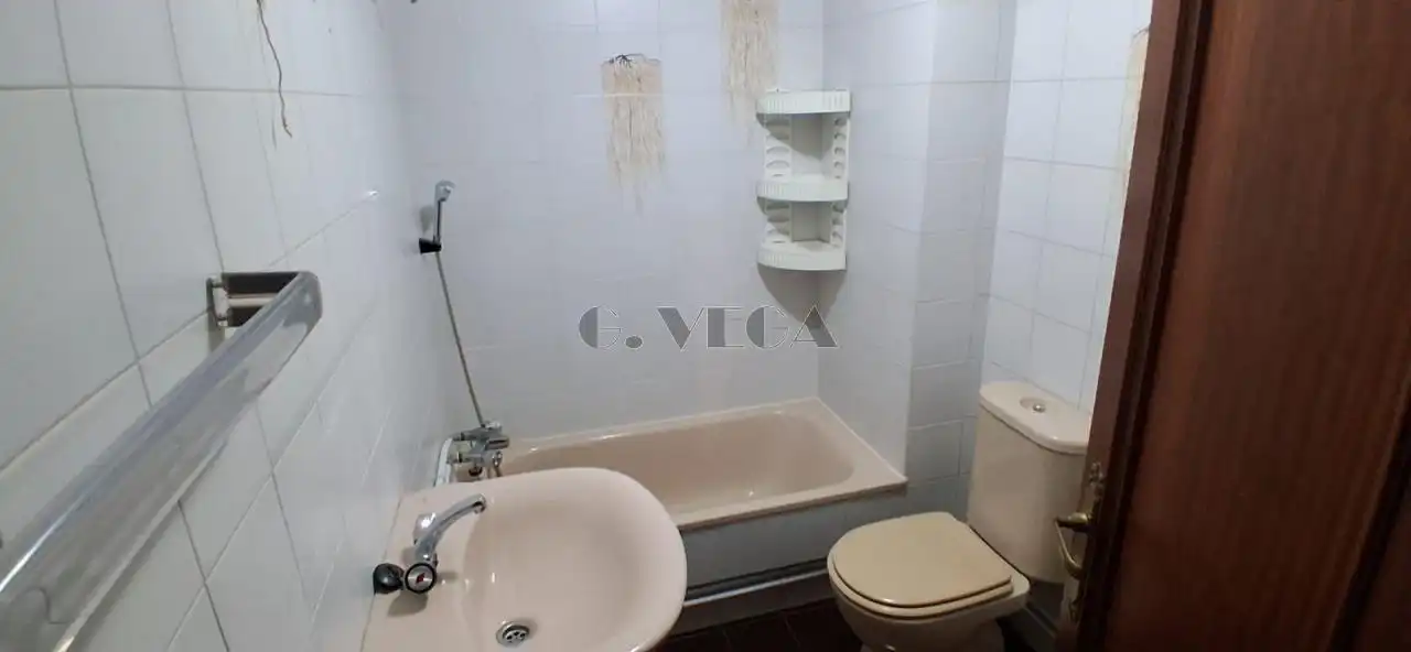Baño de Piso en venta en Vigo  con Calefacción, Parquet y Trastero