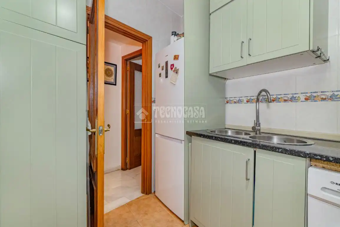 Küche von Wohnung zum Verkauf in Lucena mit Klimaanlage, Terrasse und Abstellraum