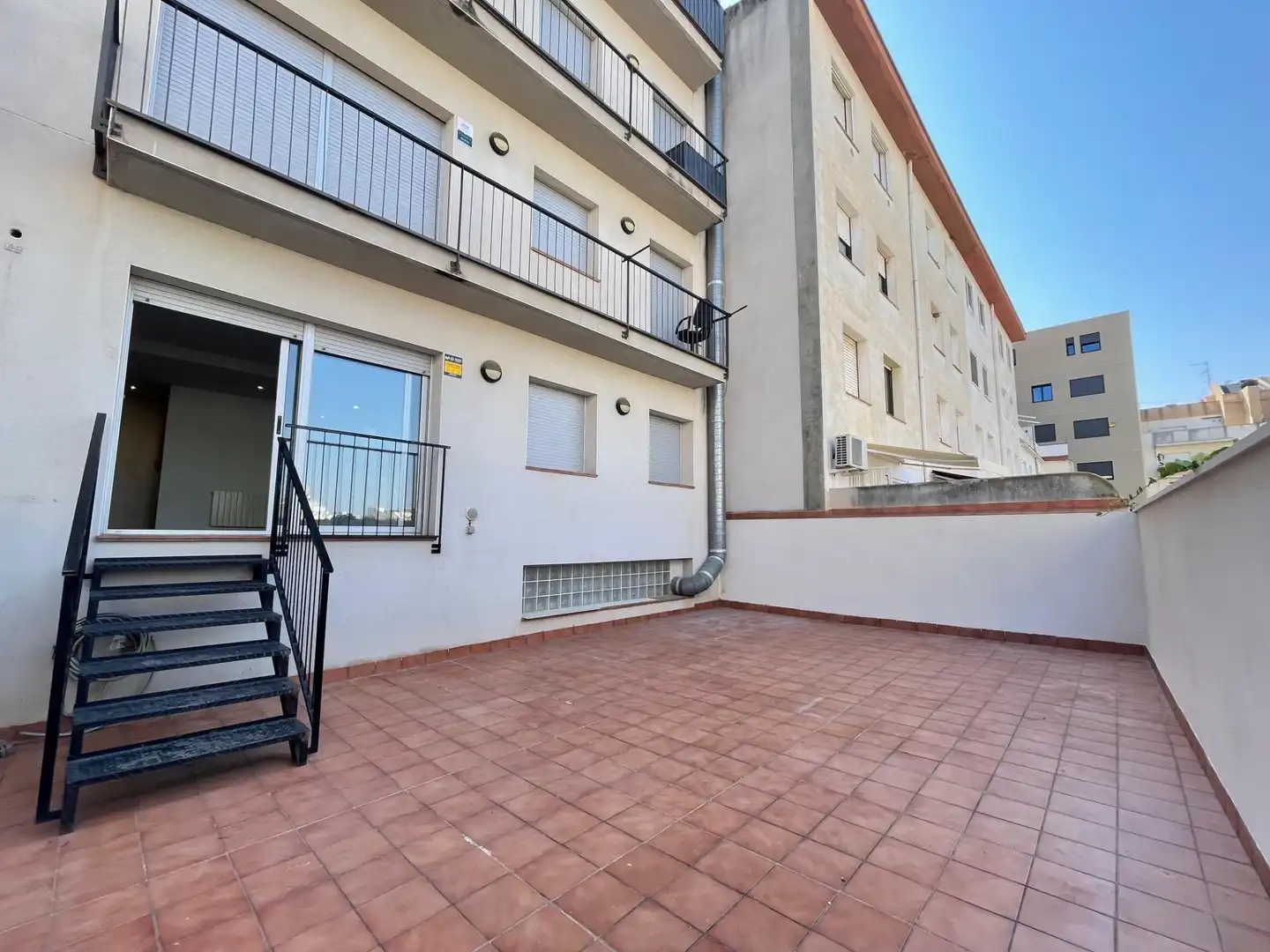 Außenansicht von Erdgeschoss zum Verkauf in El Vendrell mit Terrasse